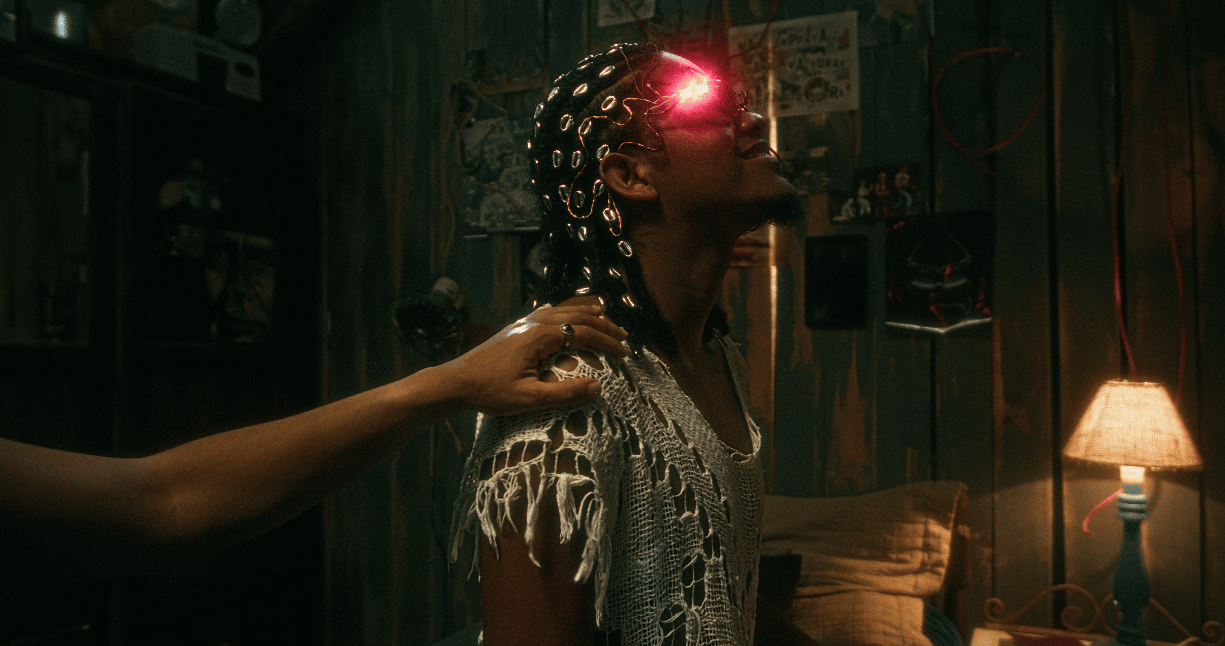 Filho com óculos VR, luz vermelha no olho