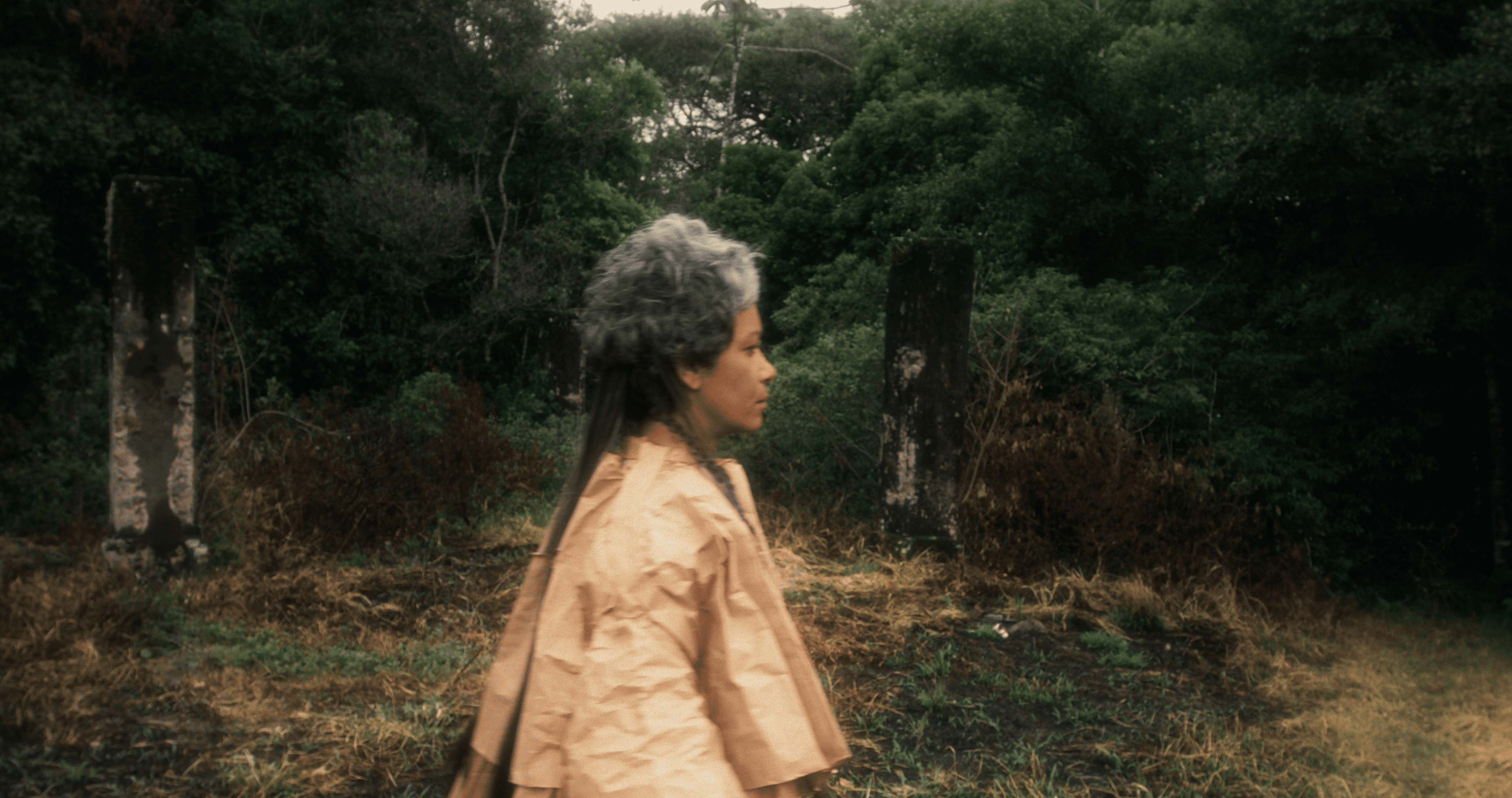 Mãe de perfil na mata