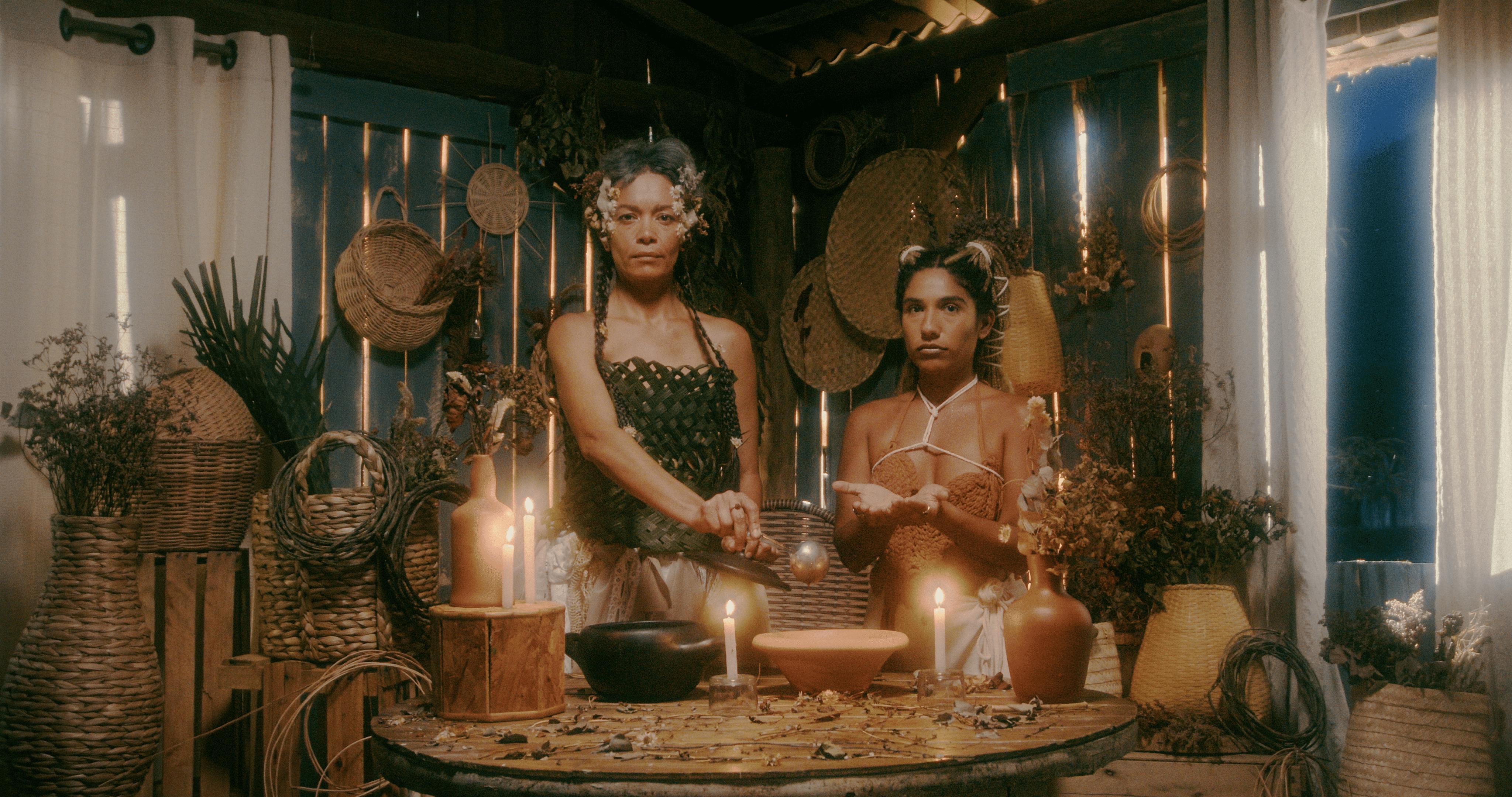 Mãe e Filha no altar com velas